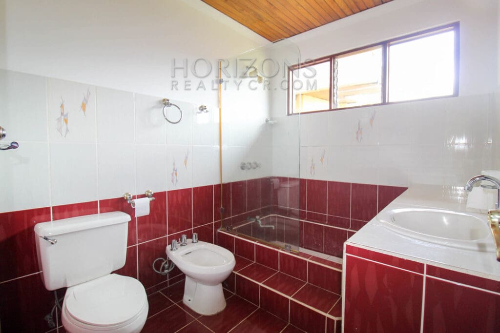 SE ALQUILA CASA INDEPENDIENTE DE UNA PLANTA CON PATIO EN CURRIDABAT 4 HABITACIONES / 6 PARQUEOS noj803