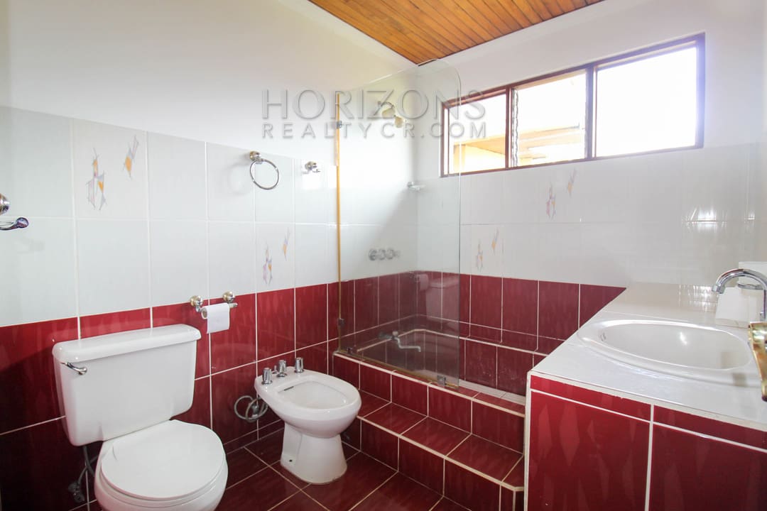 SE ALQUILA CASA INDEPENDIENTE DE UNA PLANTA CON PATIO EN CURRIDABAT 4 HABITACIONES / 6 PARQUEOS noj803