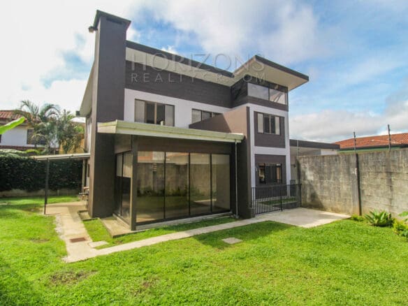 Se Alquila Casa Con Patio En Concepcion De Tres Rios 4 Habitaciones Noj806