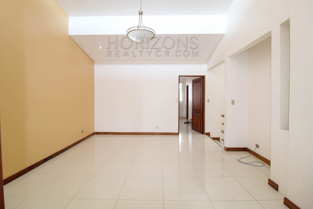 SE ALQUILA CASA CON PATIO EN SAN PEDRO 4 HABITACIONES + SALA TV noj810