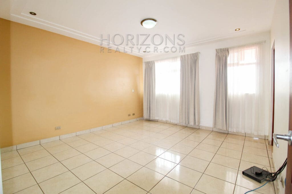 SE ALQUILA CASA CON PATIO EN SAN PEDRO 4 HABITACIONES + SALA TV noj810
