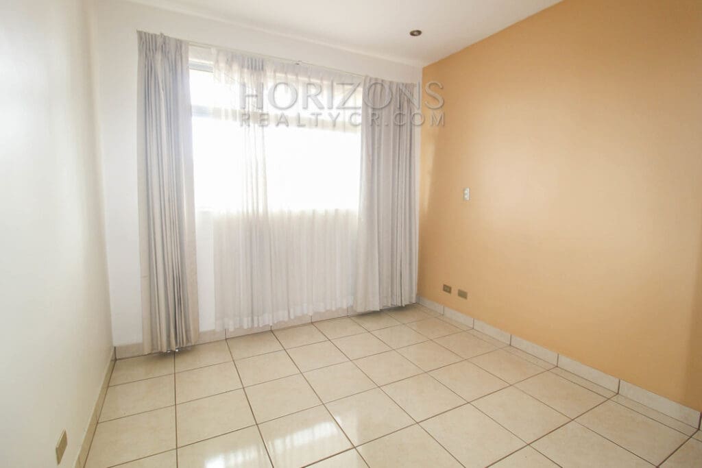 SE ALQUILA CASA CON PATIO EN SAN PEDRO 4 HABITACIONES + SALA TV noj810