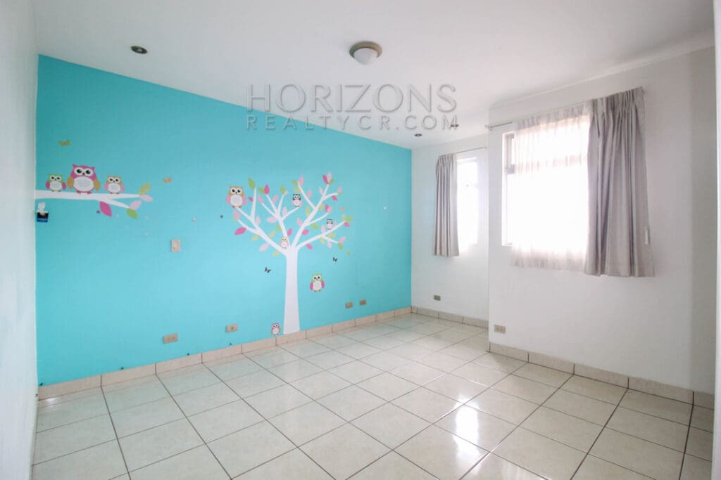 SE ALQUILA CASA CON PATIO EN SAN PEDRO 4 HABITACIONES + SALA TV noj810