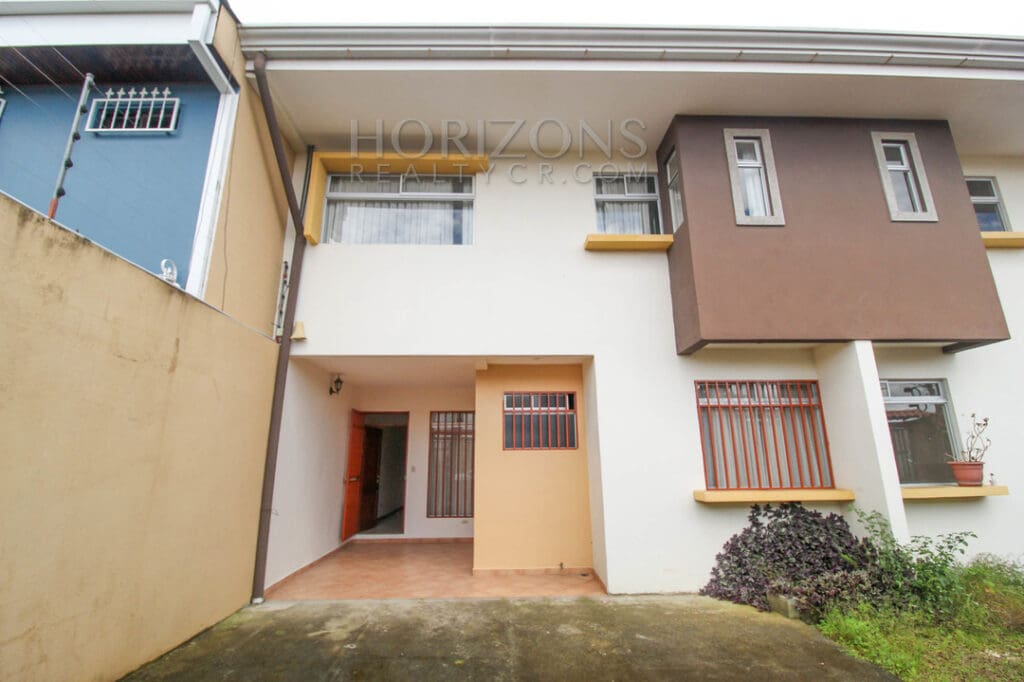 SE ALQUILA CASA CON PATIO EN SAN PEDRO 4 HABITACIONES + SALA TV noj810