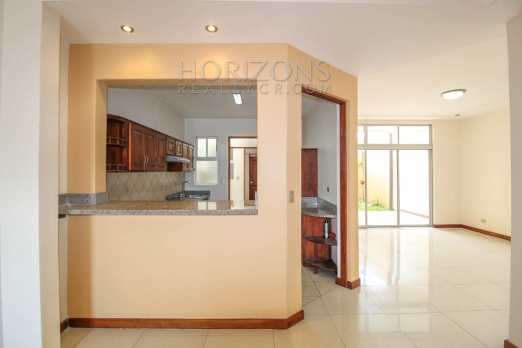 SE ALQUILA CASA CON PATIO EN SAN PEDRO 4 HABITACIONES + SALA TV noj810