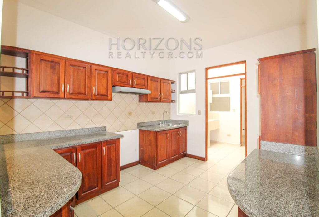 SE ALQUILA CASA CON PATIO EN SAN PEDRO 4 HABITACIONES + SALA TV noj810