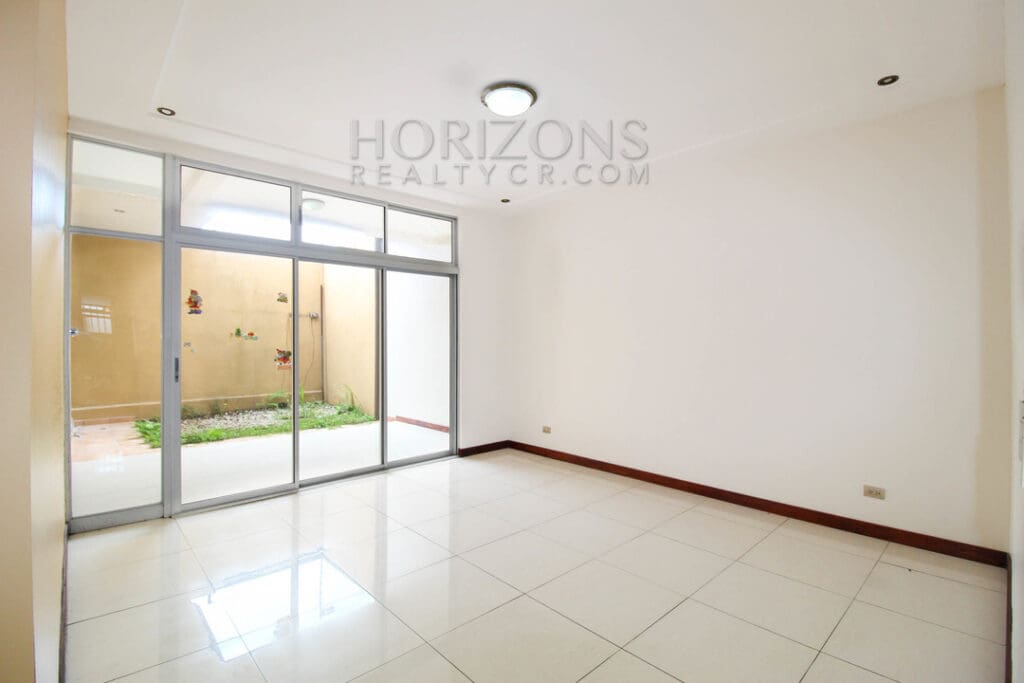 SE ALQUILA CASA CON PATIO EN SAN PEDRO 4 HABITACIONES + SALA TV noj810