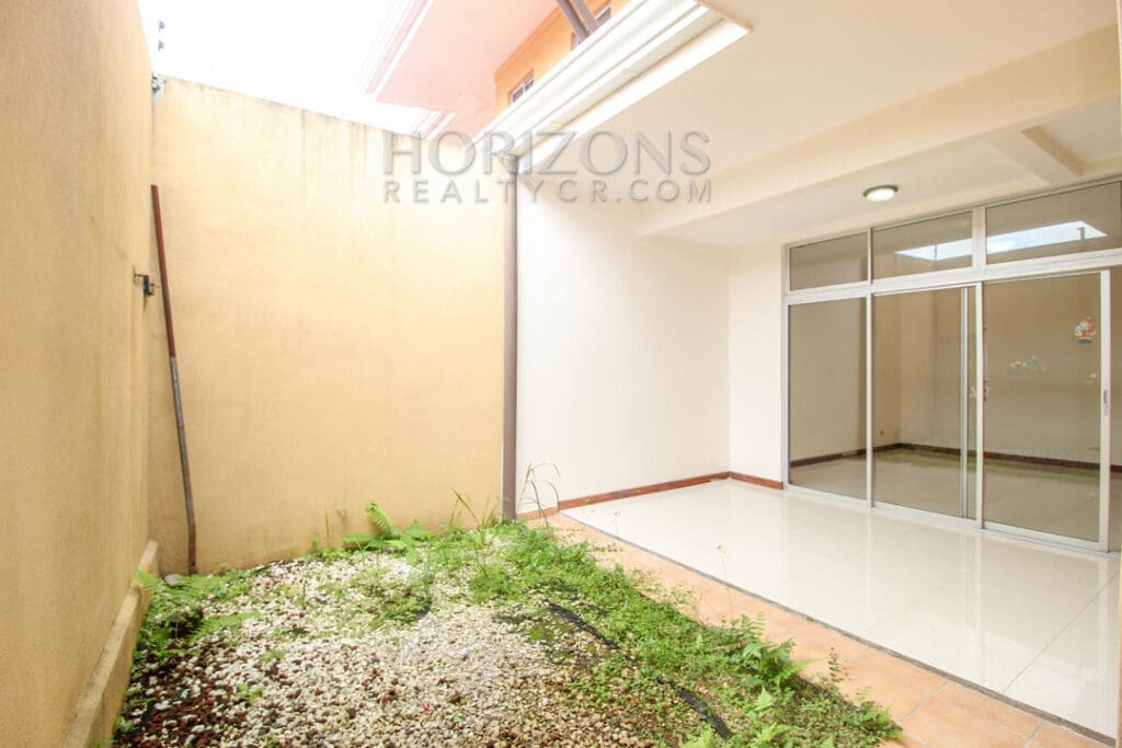 SE ALQUILA CASA CON PATIO EN SAN PEDRO 4 HABITACIONES + SALA TV noj810