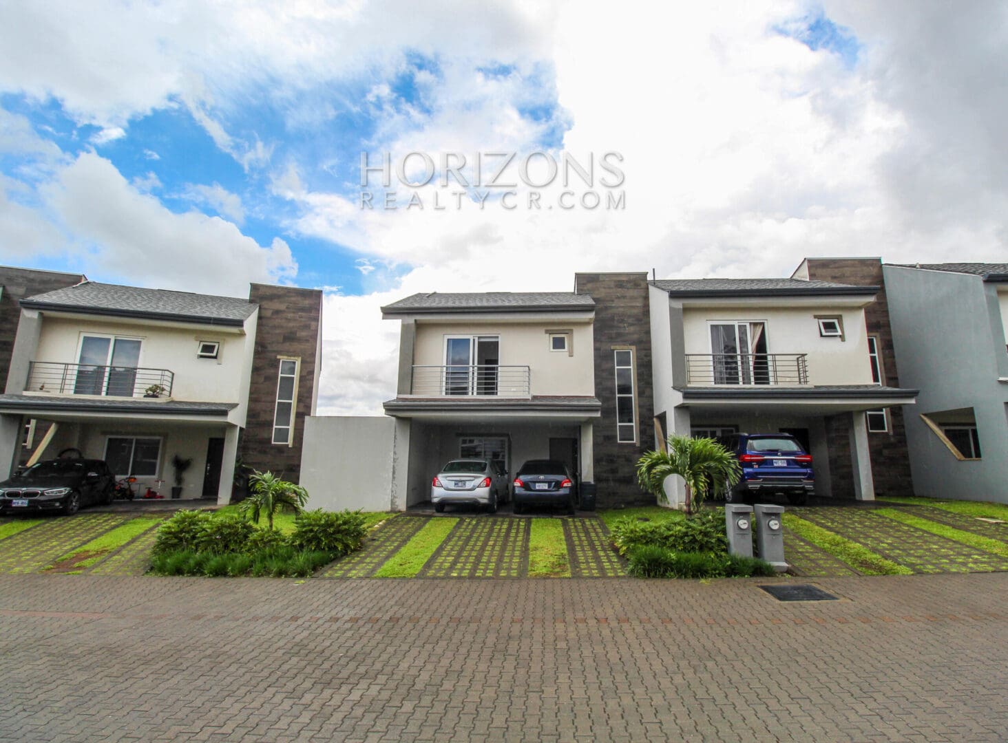 ALQUILER Y VENTA DE MODERNA CASA DE 2 NIVELES AMPLIO PATIO CONDOMINIO ESCAZU njv141
