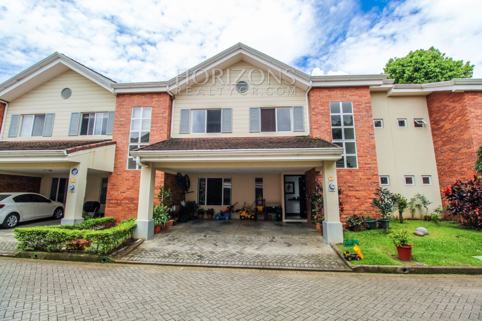VENTA DE AMPLIA CASA 3 HABITACIONES EN CONDOMINIO ESCAZU njv142