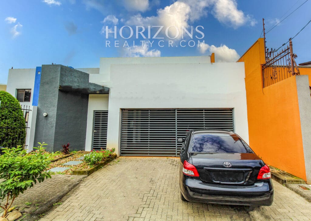 Alquiler De Casa Con Patio En Ciudad Colon Centro Njv145