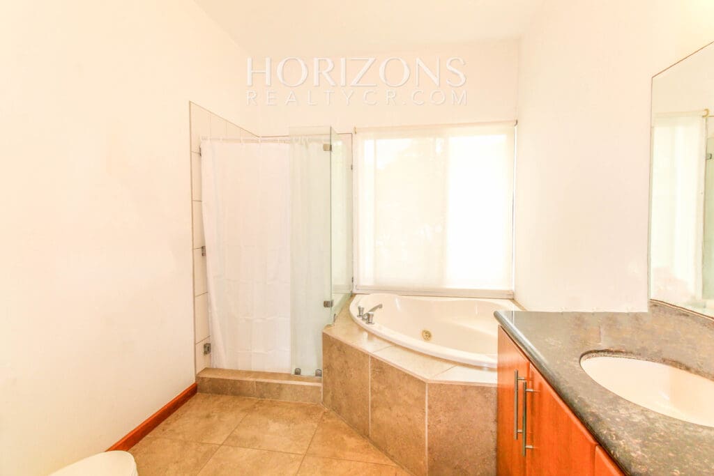 ALQUILER DE CASA CON PATIO EN CIUDAD COLON CENTRO njv145