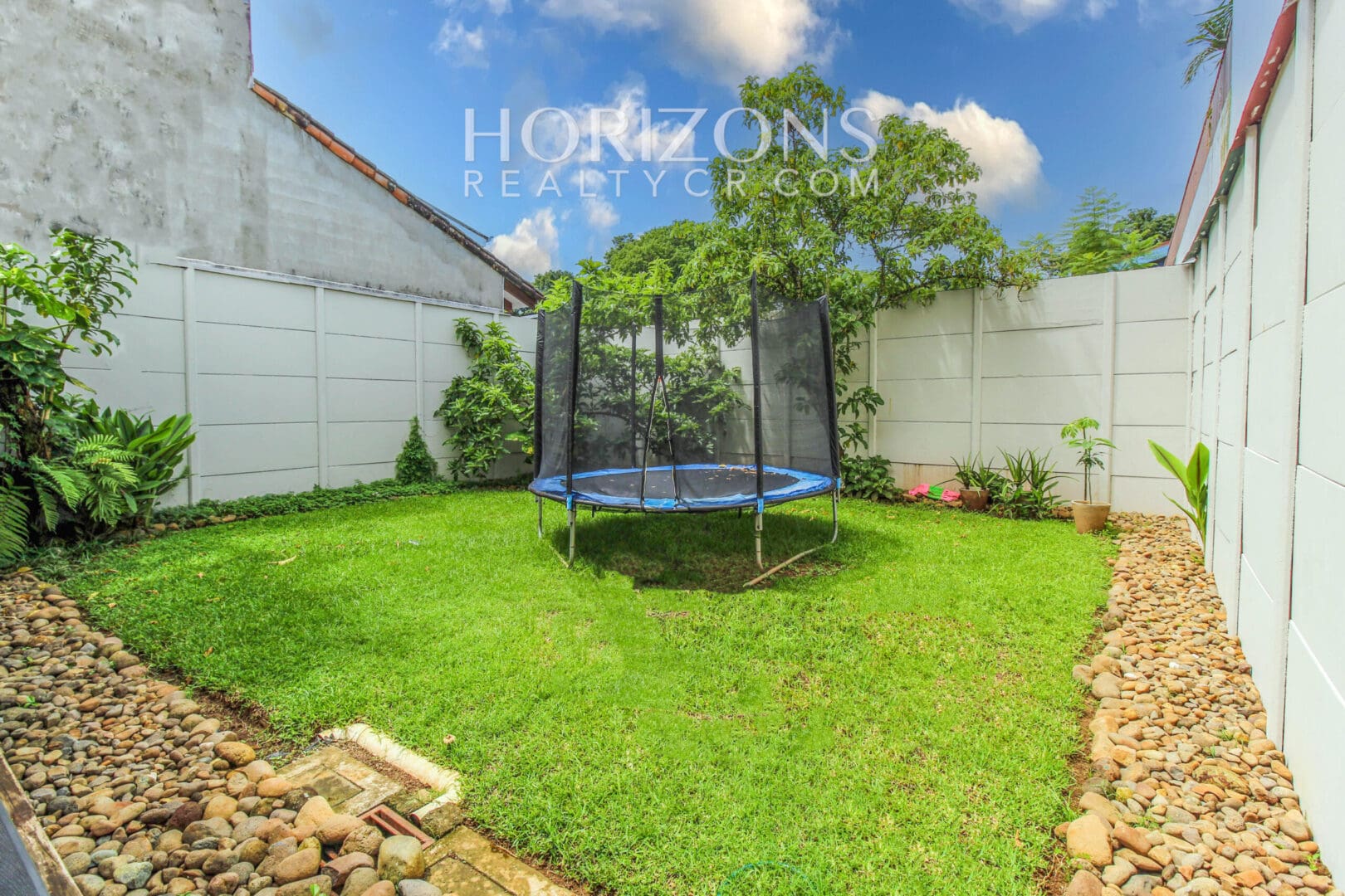 ALQUILER DE CASA CON PATIO EN CIUDAD COLON CENTRO njv145