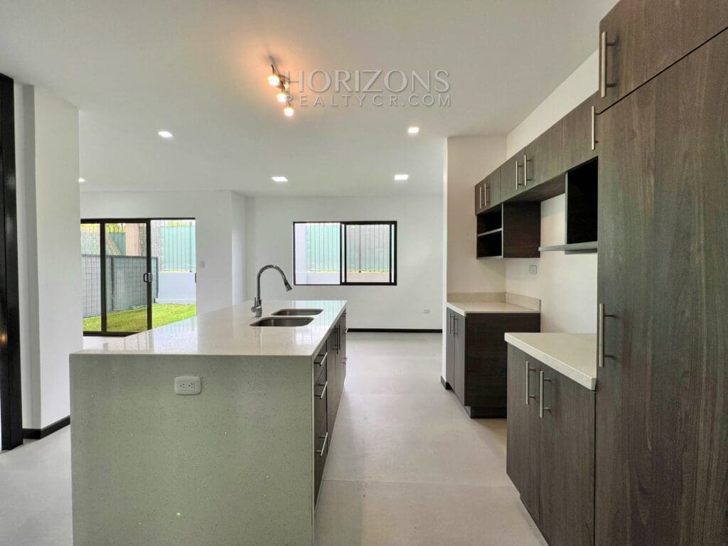 Casa Nueva para Estrenar en San Rafael Alajuela 3 Habitaciones Oficina y Jardín en Condominio Villa Del Sol NJR35
