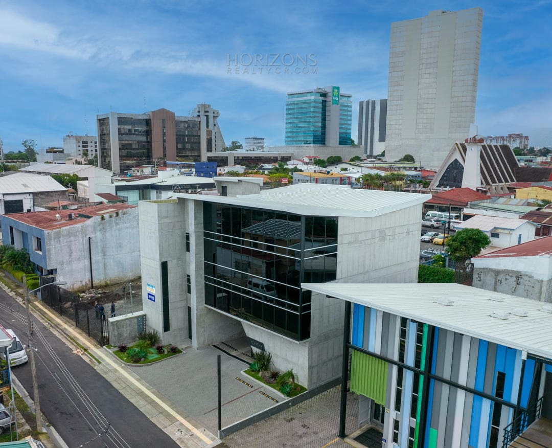 Se alquila Oficina en La Sabana 150m2 Para Estrenar hrc02