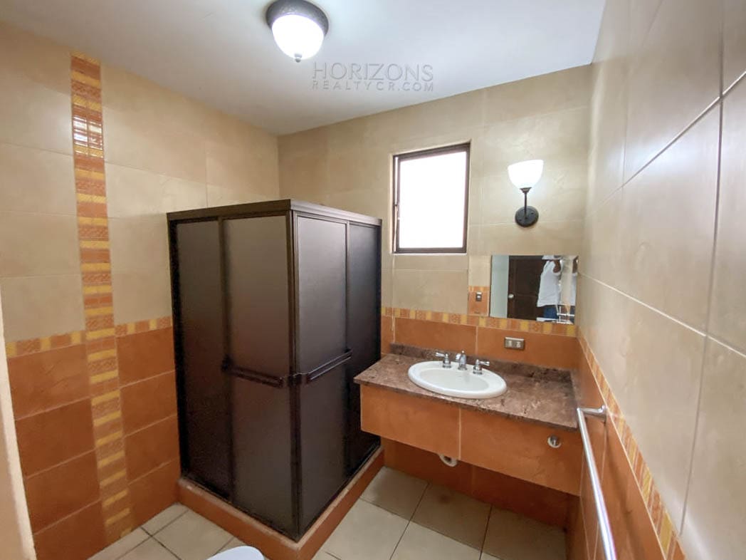 POR PLAZA DEL SOL 2 HABITACIONES AMPLIAS C/U CON BAÑO NJA802