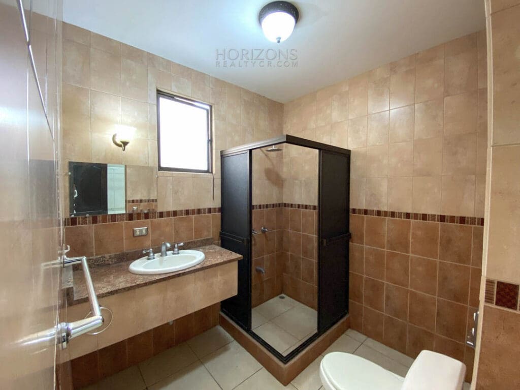 POR PLAZA DEL SOL 2 HABITACIONES AMPLIAS C/U CON BAÑO NJA802