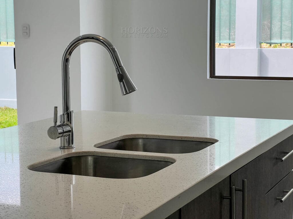 Casa Nueva para Estrenar en San Rafael Alajuela 3 Habitaciones Oficina y Jardín en Condominio Villa Del Sol NJR35
