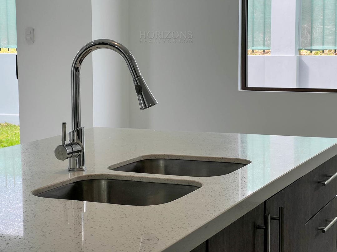Casa Nueva para Estrenar en San Rafael Alajuela 3 Habitaciones Oficina y Jardín en Condominio Villa Del Sol NJR35
