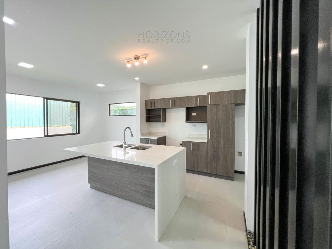 Casa Nueva para Estrenar en San Rafael Alajuela 3 Habitaciones Oficina y Jardín en Condominio Villa Del Sol NJR35