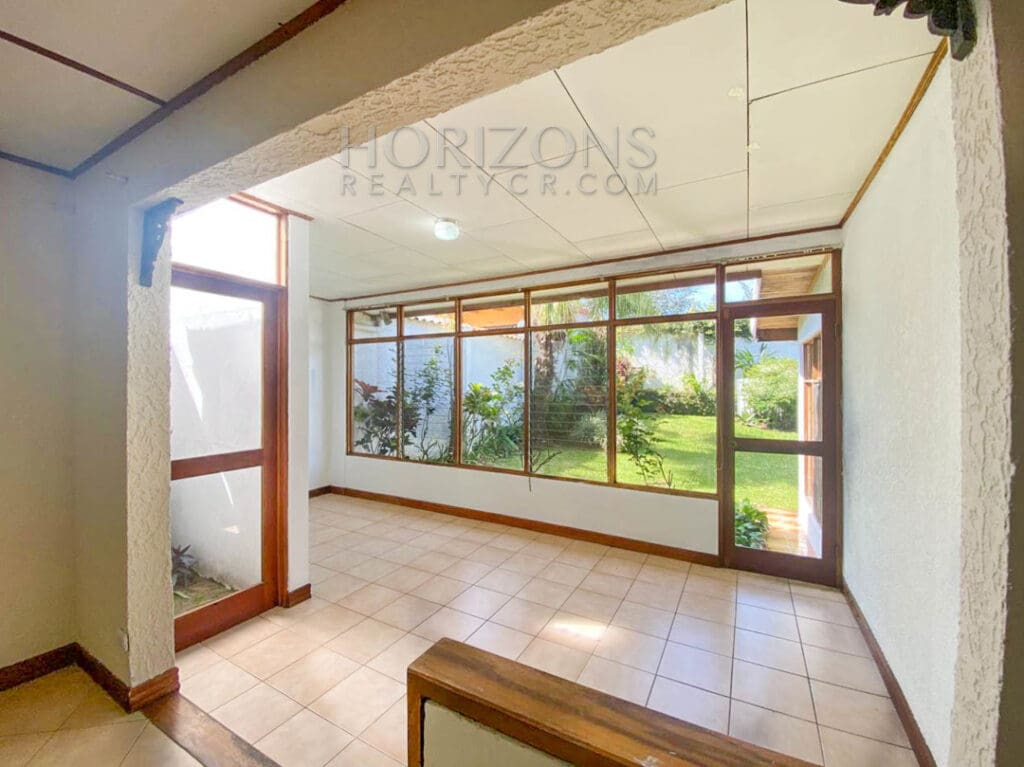 SE ALQUILA CASA INDEPENDIENTE CON PATIO EN CURRIDABAT 4 HABITACIONES noj839