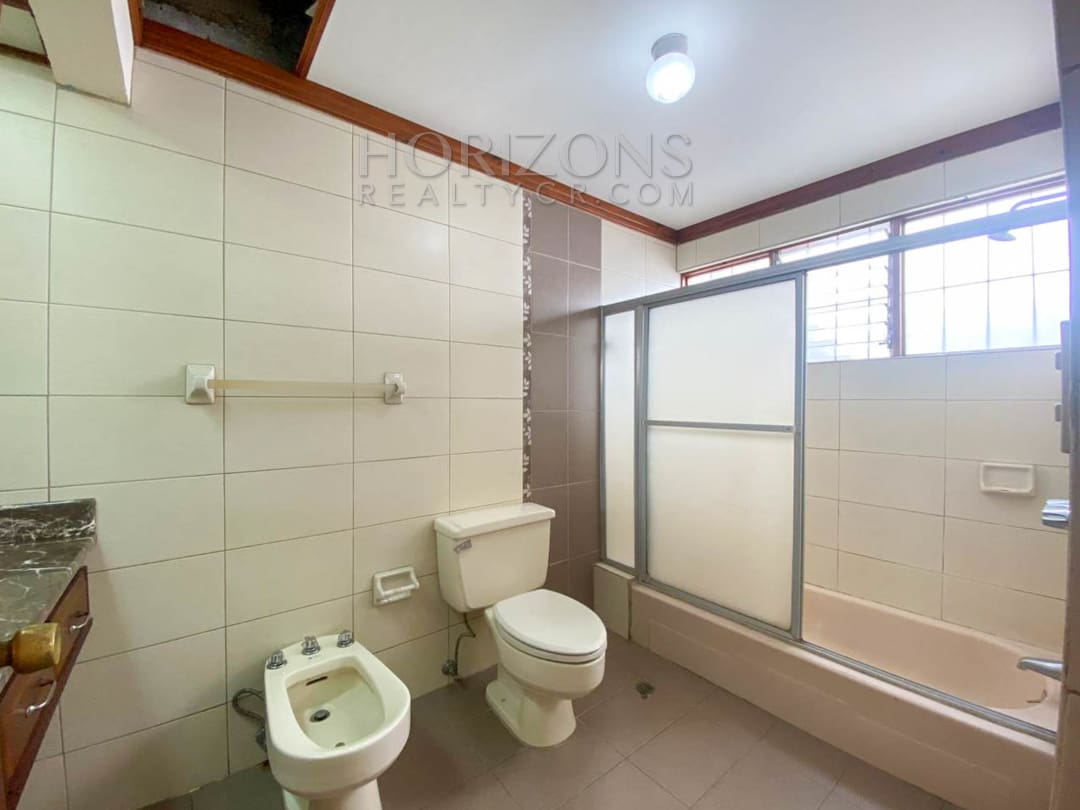 SE ALQUILA CASA INDEPENDIENTE CON PATIO EN CURRIDABAT 4 HABITACIONES noj839