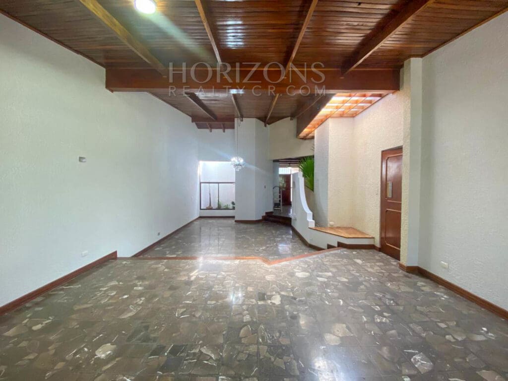 SE ALQUILA CASA INDEPENDIENTE CON PATIO EN CURRIDABAT 4 HABITACIONES noj839