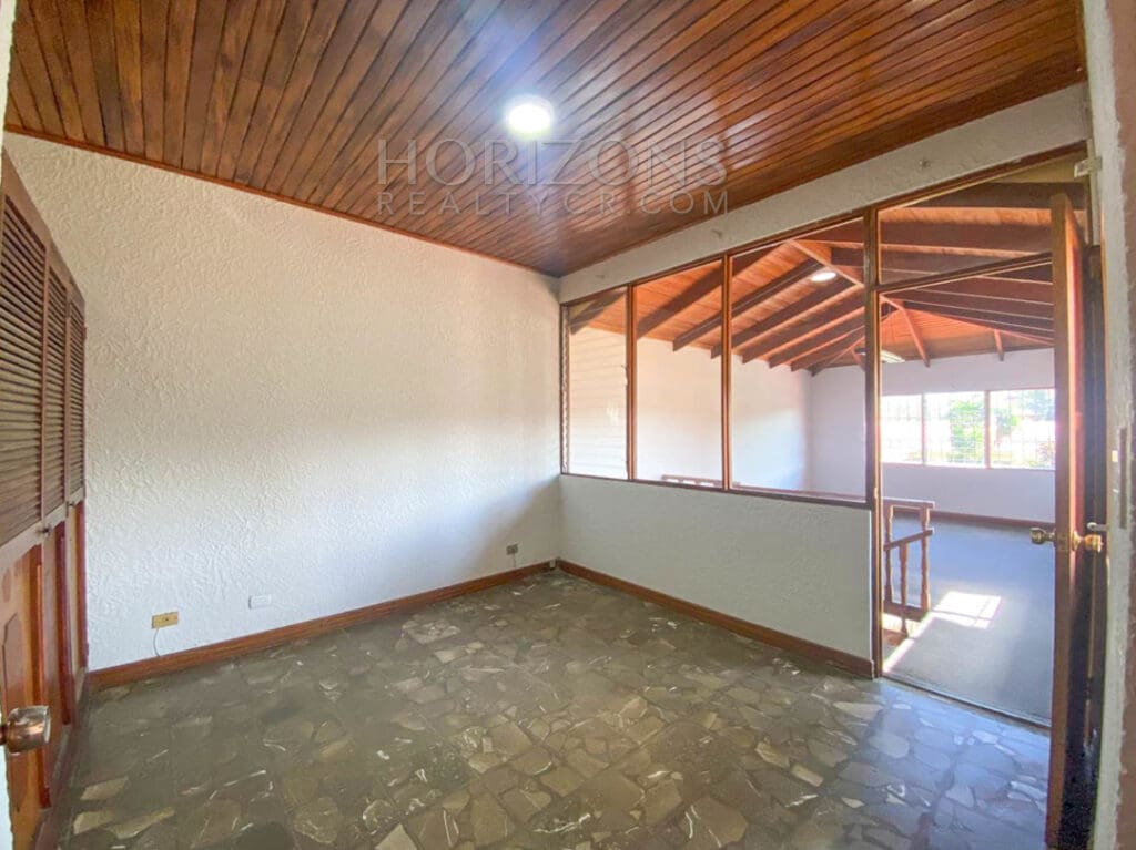 SE ALQUILA CASA INDEPENDIENTE CON PATIO EN CURRIDABAT 4 HABITACIONES noj839