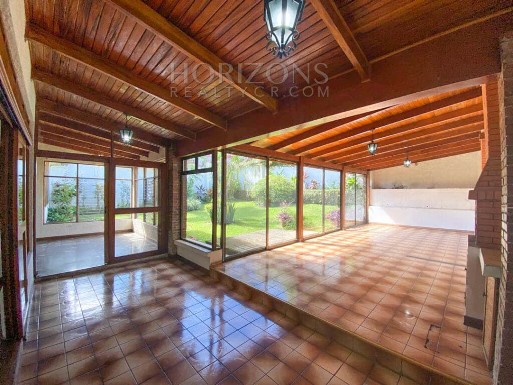 SE ALQUILA CASA INDEPENDIENTE CON PATIO EN CURRIDABAT 4 HABITACIONES noj839