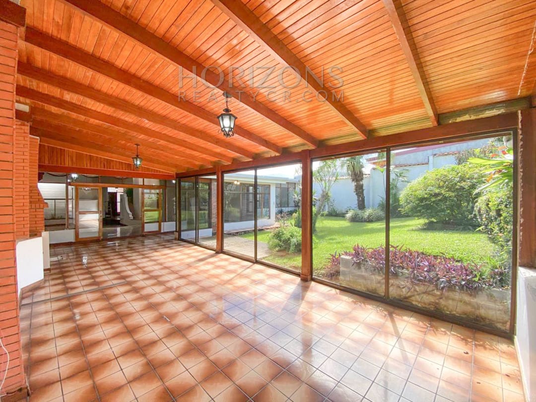 SE ALQUILA CASA INDEPENDIENTE CON PATIO EN CURRIDABAT 4 HABITACIONES noj839