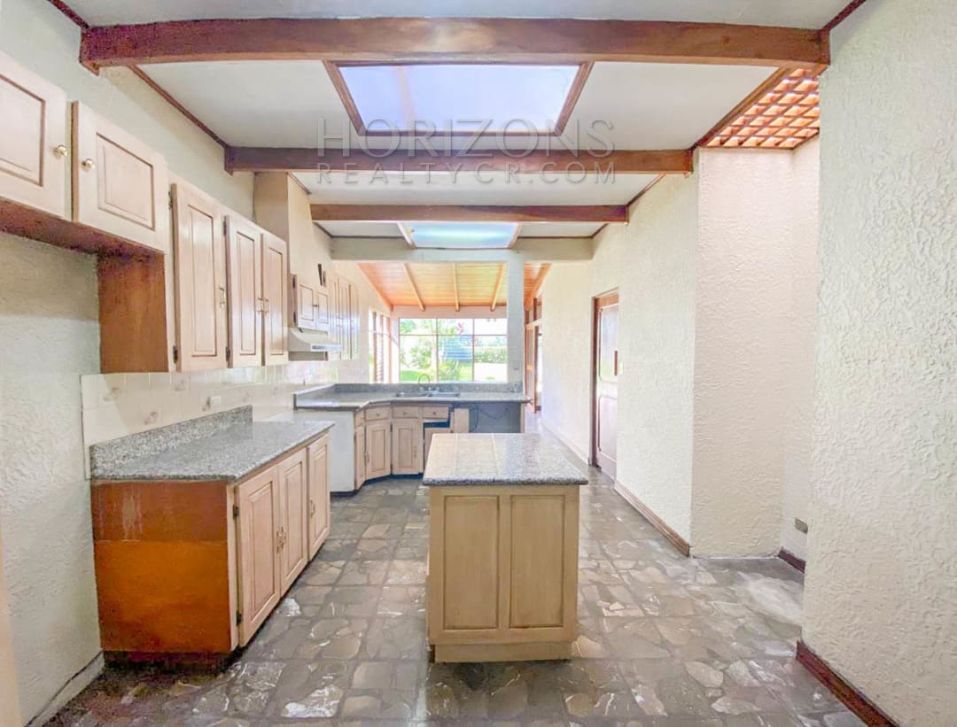 SE ALQUILA CASA INDEPENDIENTE CON PATIO EN CURRIDABAT 4 HABITACIONES noj839