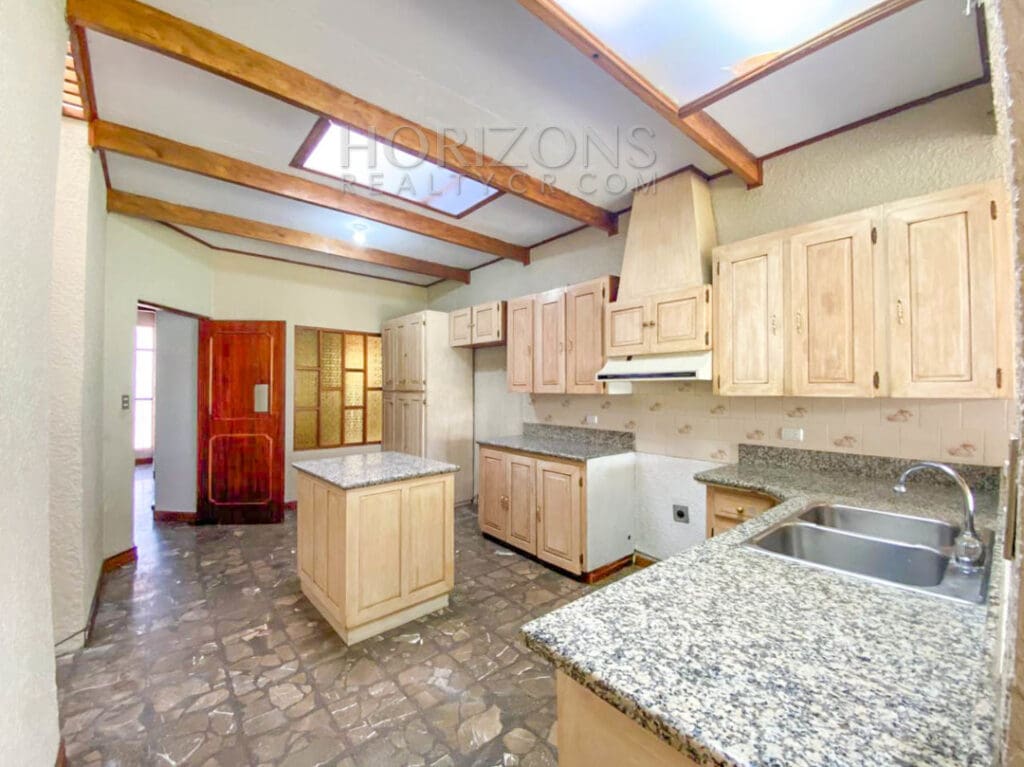 SE ALQUILA CASA INDEPENDIENTE CON PATIO EN CURRIDABAT 4 HABITACIONES noj839