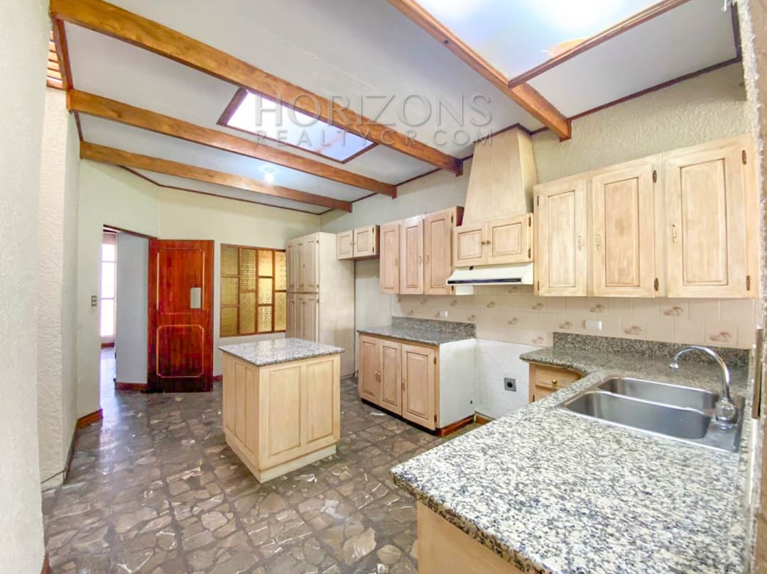 SE ALQUILA CASA INDEPENDIENTE CON PATIO EN CURRIDABAT 4 HABITACIONES noj839