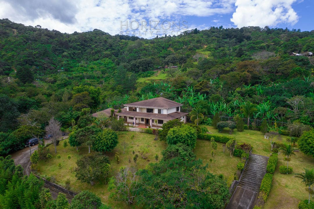 Se Vende Casa en Aserrí en terreno de 5500m2 Vista a las Montañas y al GAM nja1001