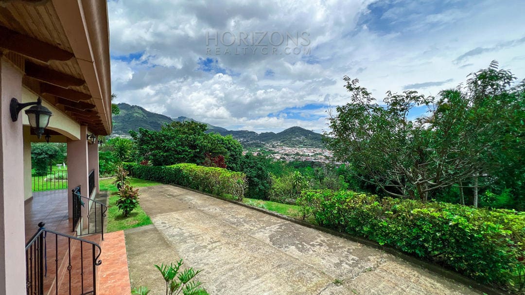 Se Vende Casa en Aserrí en terreno de 5500m2 Vista a las Montañas y al GAM nja1001