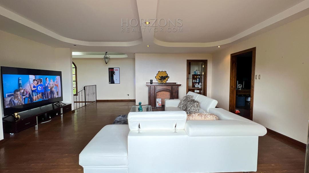 Se Vende Casa en Aserrí en terreno de 5500m2 Vista a las Montañas y al GAM nja1001