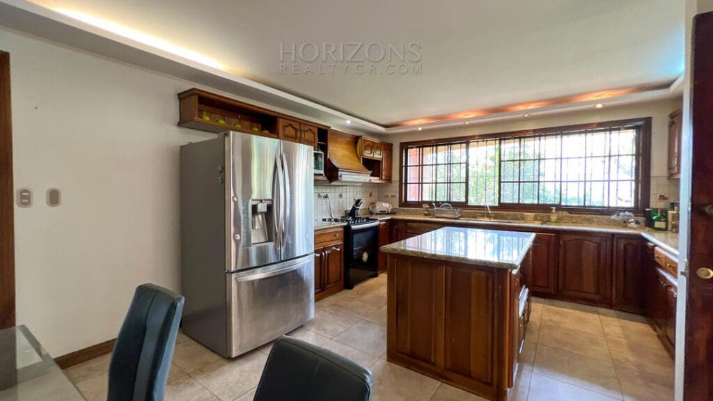 Se Vende Casa en Aserrí en terreno de 5500m2 Vista a las Montañas y al GAM nja1001