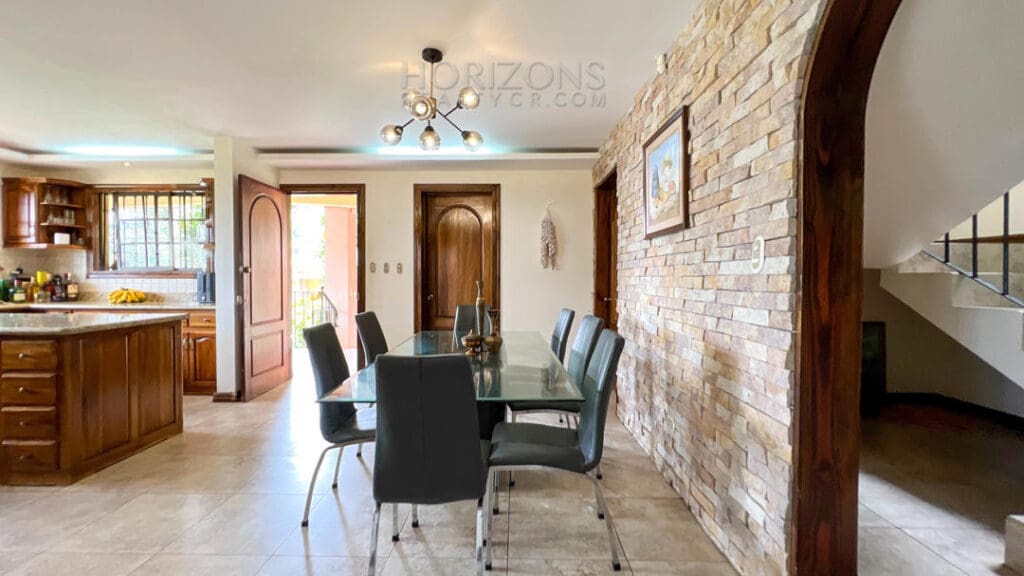 Se Vende Casa en Aserrí en terreno de 5500m2 Vista a las Montañas y al GAM nja1001