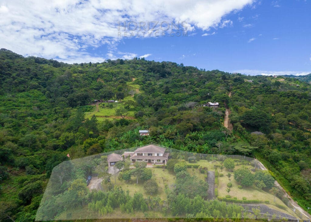 Se Vende Casa en Aserrí en terreno de 5500m2 Vista a las Montañas y al GAM nja1001
