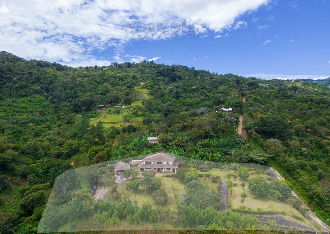 Se Vende Casa en Aserrí en terreno de 5500m2 Vista a las Montañas y al GAM nja1001