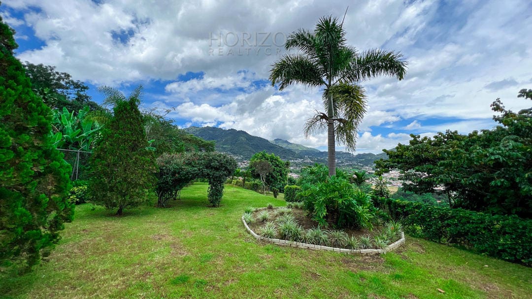 Se Vende Casa en Aserrí en terreno de 5500m2 Vista a las Montañas y al GAM nja1001