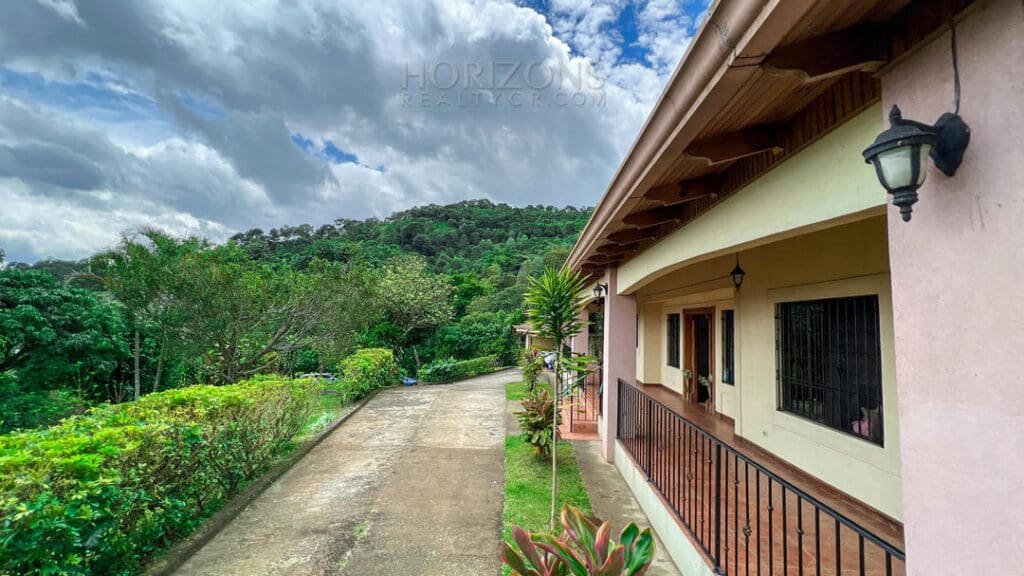Se Vende Casa en Aserrí en terreno de 5500m2 Vista a las Montañas y al GAM nja1001