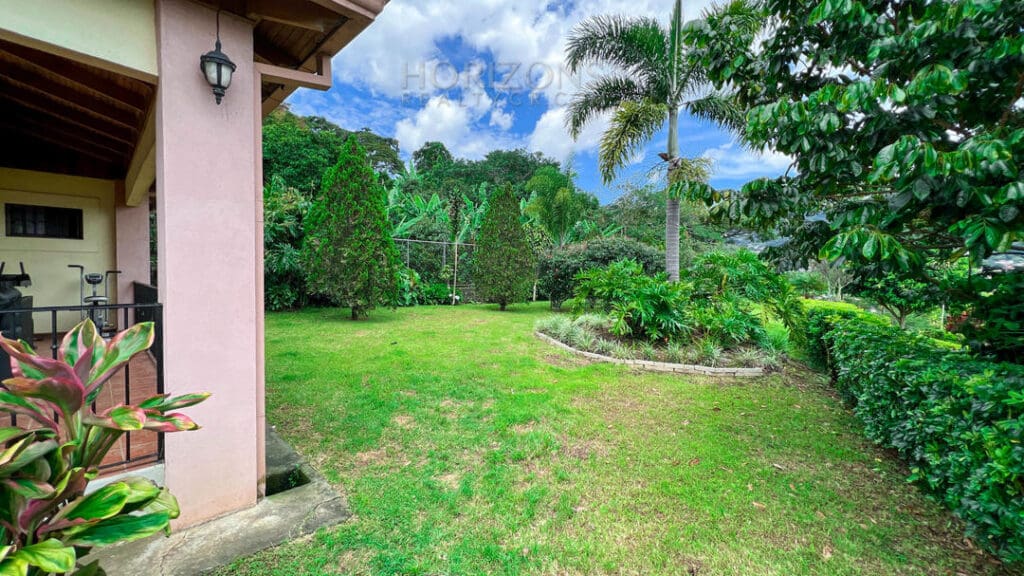 Se Vende Casa en Aserrí en terreno de 5500m2 Vista a las Montañas y al GAM nja1001