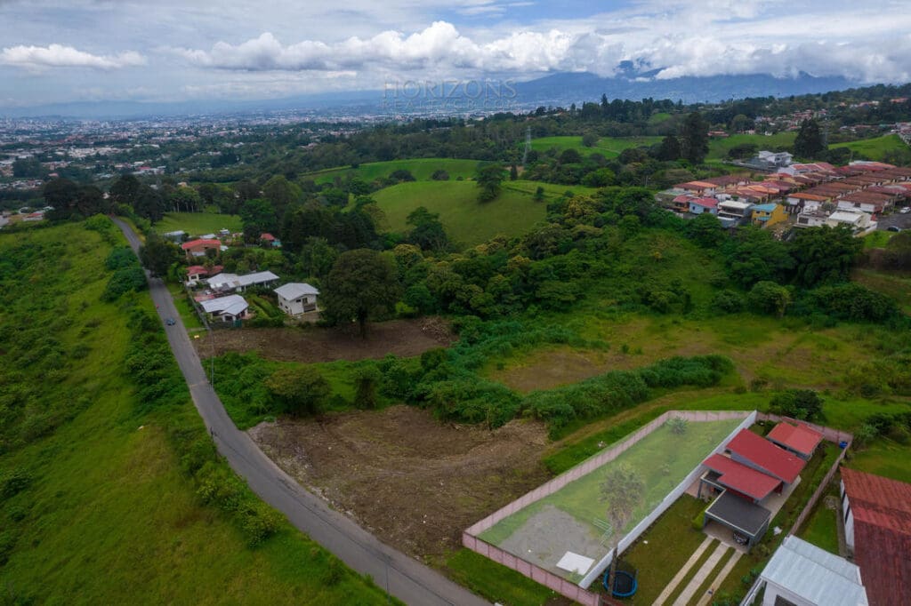 Se Vende lote en La Union Cartago 800m2 14m Frente nja997