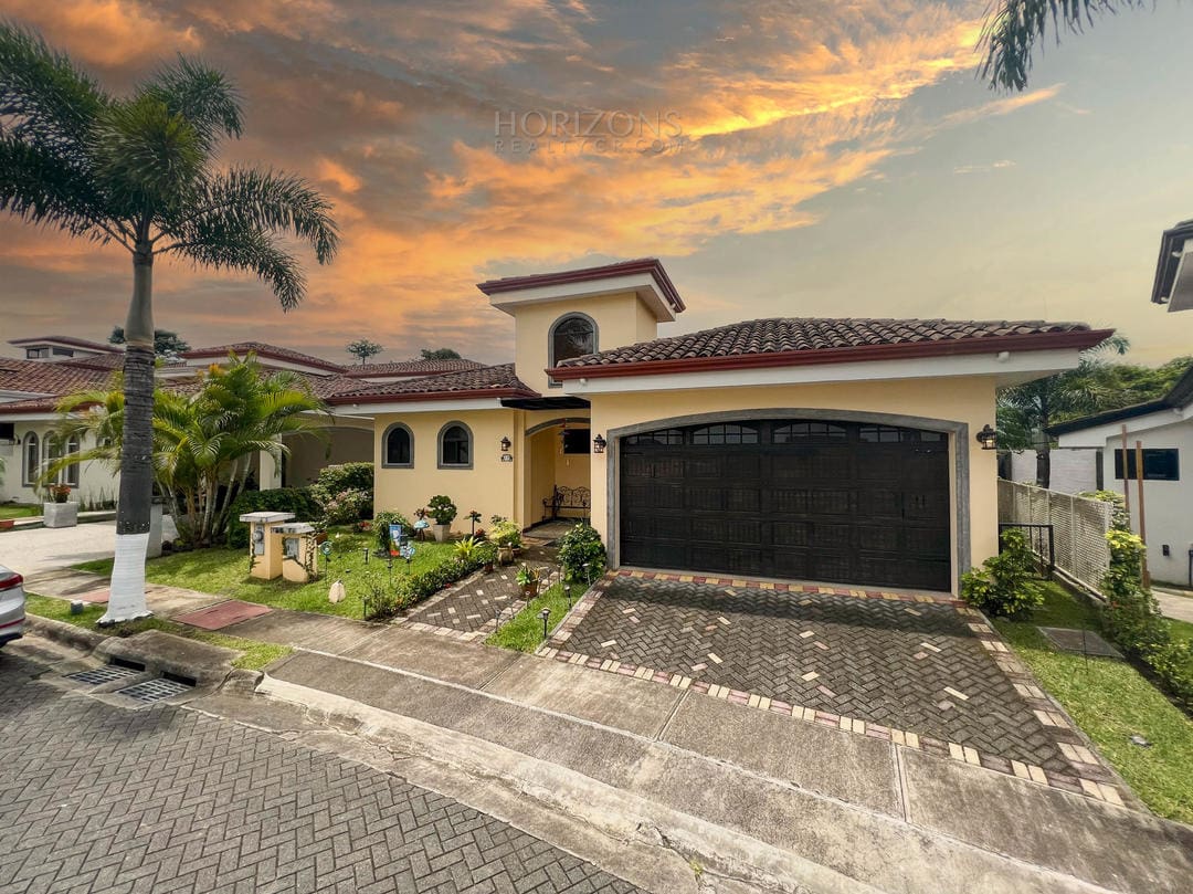 VENDEMOS CASA EN CONDOMINIO TERRANOSTRA SANTO DOMINGO HEREDIA nja998