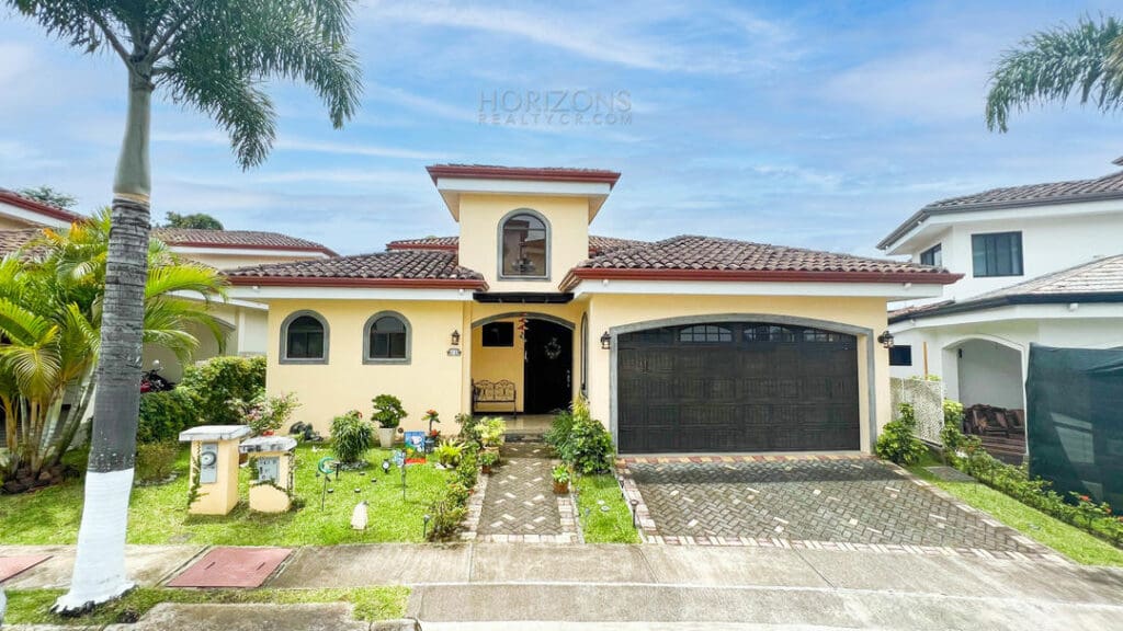 VENDEMOS CASA EN CONDOMINIO TERRANOSTRA SANTO DOMINGO HEREDIA nja998