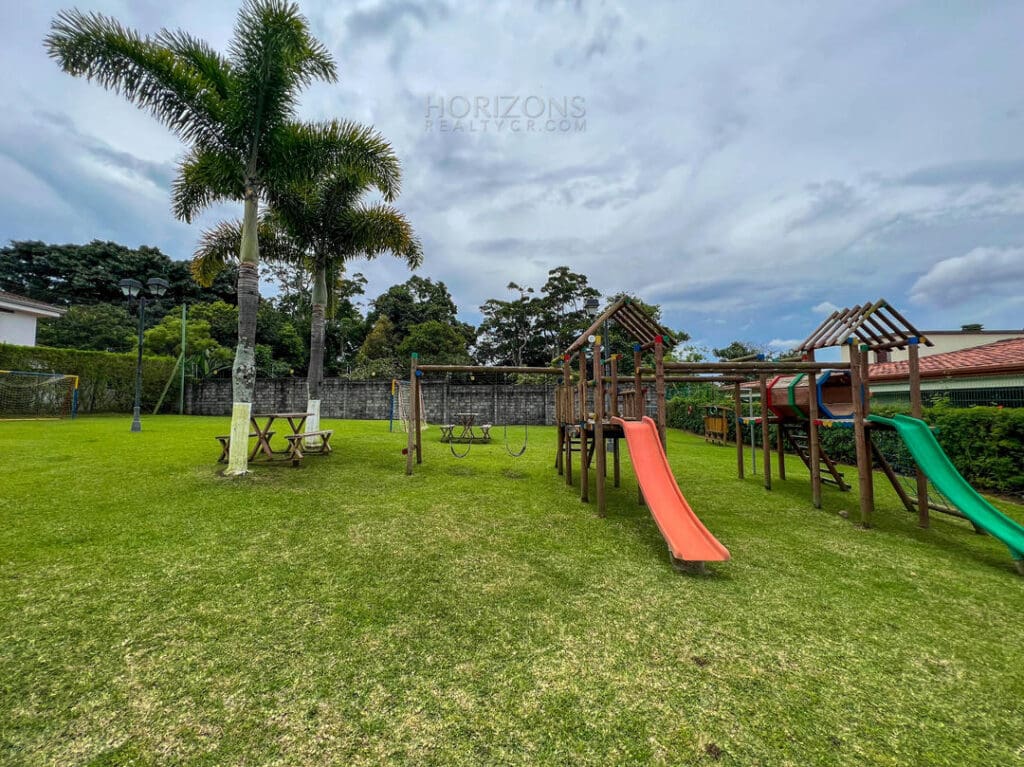 VENDEMOS CASA EN CONDOMINIO TERRANOSTRA SANTO DOMINGO HEREDIA nja998
