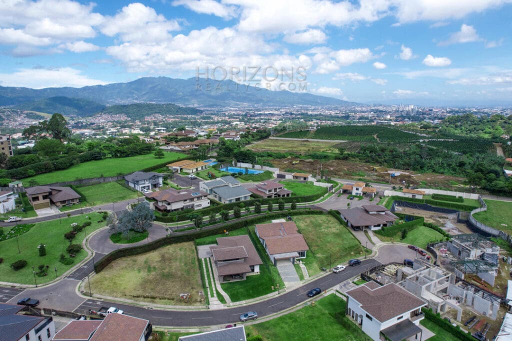 Casa de 1 Nivel en Condominio en Curridabat El Herrán 3 Habitaciones, Jardín y Cuarto de Servicio NJA999