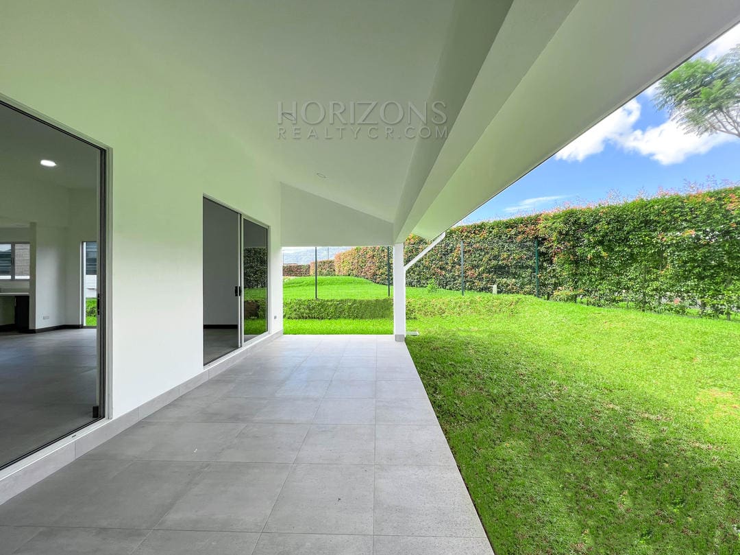 Casa de 1 Nivel en Condominio en Curridabat El Herrán 3 Habitaciones, Jardín y Cuarto de Servicio NJA999