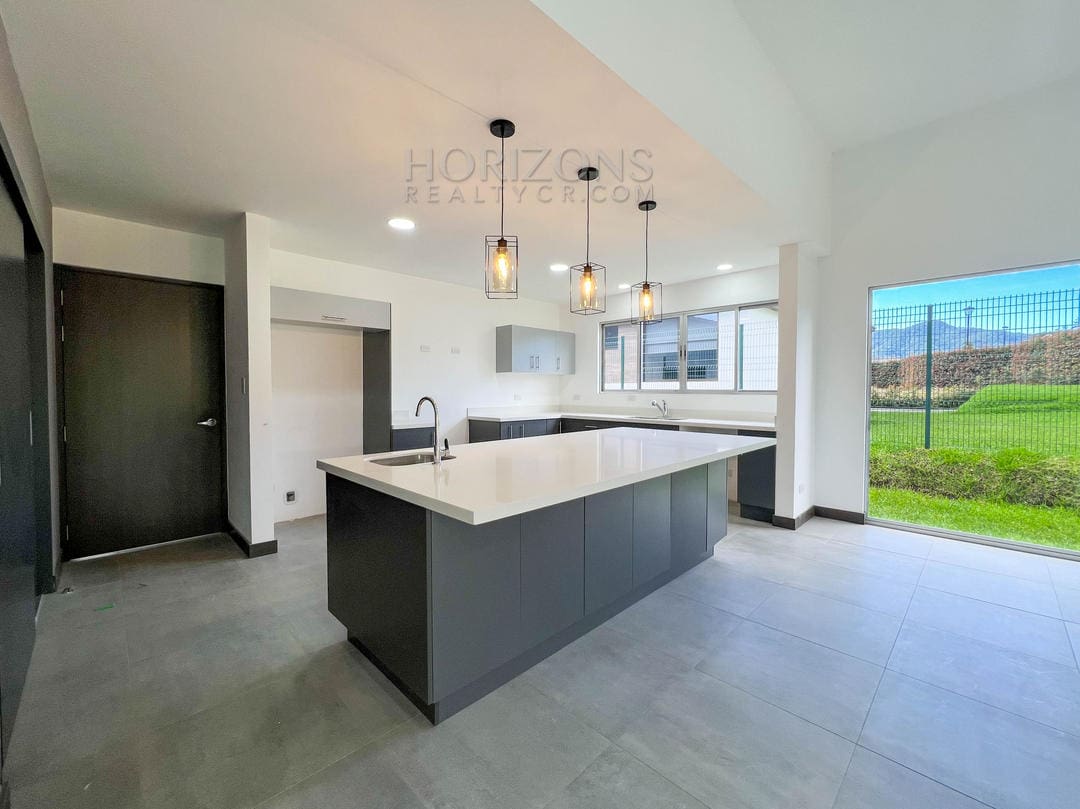 Casa de 1 Nivel en Condominio en Curridabat El Herrán 3 Habitaciones, Jardín y Cuarto de Servicio NJA999